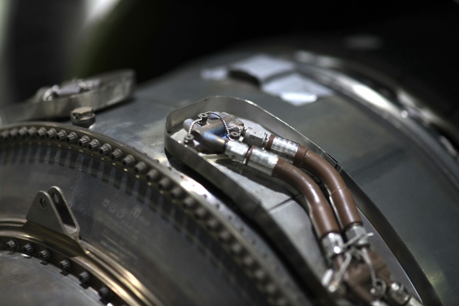 Aircraft engine part with metal pipes and connectors